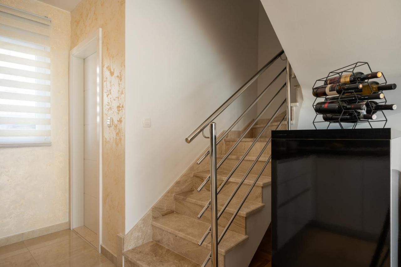 Apartment Tikvarin, Kastel Kambelovac Kastela Bagian luar foto